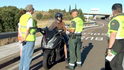 La Guardia Civil efectuando un control a un motorista en Gévora