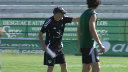 Julio Cobos dando instrucciones en el entrenamiento