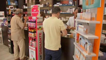 Comprando repelentes de insectos en farmacia