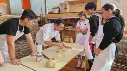 Profesor y alumnos junto a la tahona