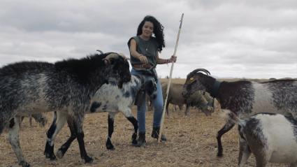 Joven ganadera en su explotación de ovejas y cabras