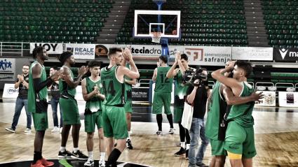 Los jugadores del Cáceres Basket celebran una victoria en el Multiusos.