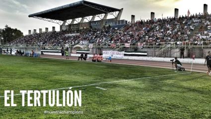 Imagen de la tribuna del Vicente Sanz llena en el derbi ante el Villanovense.