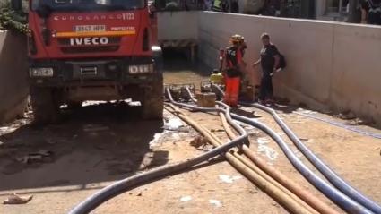 Bomberos actuando tras los estragos de la DANA