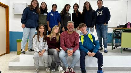 Profesor Paco Domínguez y alumnado del IES Maestro Domingo Cáceres
