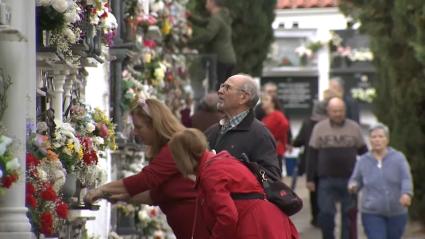 Gran afluencia de visitantes al cementerio en el Día de Todos los Santos