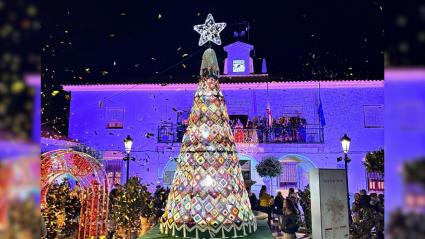 El espectacular árbol de Navidad de Campillo de Llerena está hecho de ganchillo