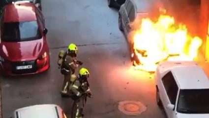 Coche ardiendo en Navalmoral de la Mata