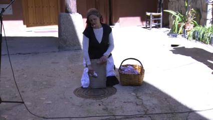 El pasado y presente de las mujeres rurales toma las calles de Garganta la Olla en forma de ruta teatral