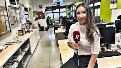 Leticia Antúnez, en la redacción de Canal Extremadura Radio.