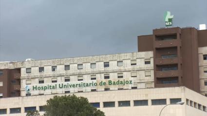 ue trasladado en estado crítico al hospital pacense después de caer de un andamio desde una altura de unos 5 metros