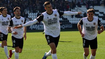 Javi Eslava celebra su primer gol ante el Marbella en el Romano.