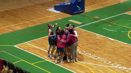 Ángela Jiménez junto a las jugadoras del Miralvalle