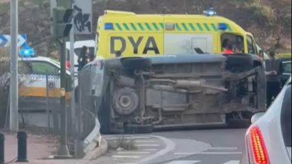 Dos personas heridas en un accidente en Cáceres en el que ha volcado una furgoneta