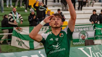 Chris Martínez celebrando un gol con el CP Cacereño.