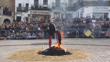 Cáceres comienza su carnaval con la Fiesta de Las Lavanderas y la quema del Pelele en la Plaza Mayor