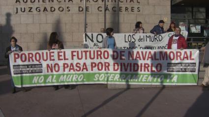 Plataforma civica por Navalmoral de la Mata en la puerta de la audiencia provincial de Cáceres.