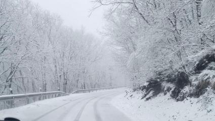 Carretera con nieve en la provincia de Cáceres