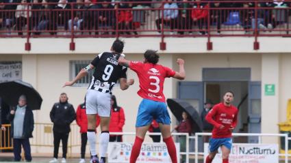 Álex Alegría, del Badajoz, salta con Pedroso, del Jaraíz.