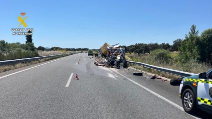 Cortado un carril de la EX-A1 en sentido a Portugal por la colisión entre un vehículo articulado contra un furgón