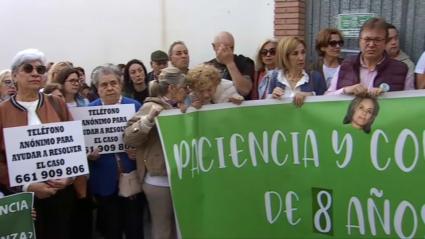 Los vecinos de Hornachos concentran en apoyo a la familia de Francisca Cadenas