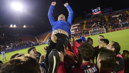 Cisqui, manteado por sus jugadores