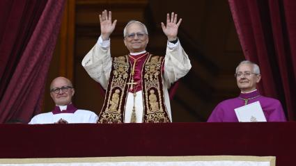 El cardenal Robert Prevost, Papa León XIV, el Papa número 267 de la historia, en el balcón de la Basílica de San Pedro