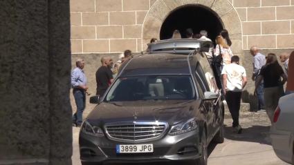 Familiares y vecinos de Aldeanueva del Camino dan el último adiós a María, última víctima de violencia de género