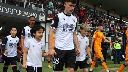 El jugador del Mérida, Saúl del Cerro, saliendo al Romano antes de enfrentarse al Castilla.