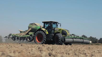 Maquinaria agrícola sembrando arroz