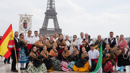 El grupo de Coros y Danzas "La Encinilla", de Torre de Santa María, ha llevado hasta la Torre Eiffel, los ritmos de la región