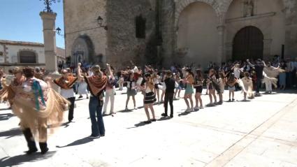 Representación de la Jota de la Manzana, en Peraleda de la Mata