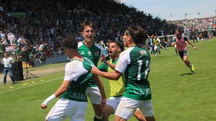 El CP Cacereño celebra a lo loco el gol de Carrillo que le da el pase a la final del playoff de ascenso.
