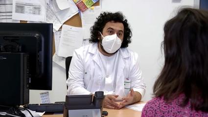Un enfermero atiende a una paciente en su consulta