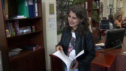 Irene de Miguel, portavoz de Unidas por Extremadura, con la propuesta, para registrarla en la Asamblea de Extremadura