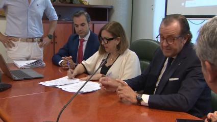 Once entidades financieras colaborarán en la gestión de las ayudas a explotaciones extremeñas de olivar y viña de secano