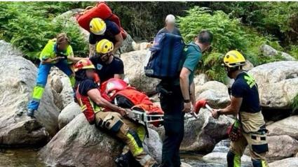 Rescate a una mujer en una zona de difícil acceso en Villanueva de la Vera