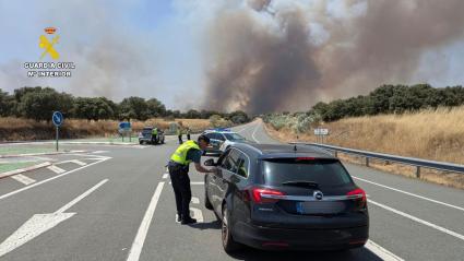 El incendio en Plasenzuela (Cáceres) provoca el corte total de la A-58 y de la N-521