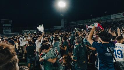 Aficionados del CP Cacereño celebrando el ascenso a Primera Federación.
