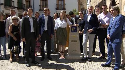 Cáceres incorpora un hito Xacobeo que marca los 695 kilómetros entre la Plaza de Santiago y la Plaza del Obradoiro