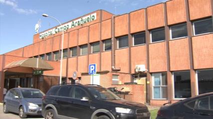 La sección sindical de UGT en el Hospital Campo Arañuelo de Navalmoral de la Mata ha alertado de la "situación de abuso y desprecio" que sufre el colectivo de Cuidados Auxiliares en Enfermería (TCAES) en relación con la licitación del servicio de limpieza y la "imposición de tareas que no les competen según el Estatuto Marco ni ningún documento reglado".  Unas "tareas impuestas fuera de funciones", ya que "con total falta de respeto" se pretende que estos trabajadores "asuman tareas que en ningún caso están