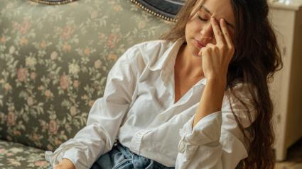 Carol Martín, fundadora de CUNCA‑Terapia Sentida, explica de forma sencilla cómo nuestro cuerpo puede quedarse atrapado en respuesta al estrés, sin saber que está en “modo alerta”. Descubrimos por qué a veces nos cuesta más relajarnos, aunque “no pase nada”, y te acompañamos con una práctica rápida para reconectar con la presencia desde tu propio cuerpo. https://www.canalextremadura.es/a-la-carta/el-sol-sale-por-el-oeste/audios/el-sol-sale-por-el-oeste-de-10-11h-100725