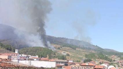 La evolución del fuego en Las Hurdes es "relativamente favorable" y detrás del mismo "está la mano del hombre"