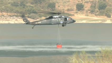 El Black Hawk de Eslovaquia refuerza el perímetro del incendio en Hervás