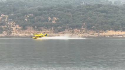Una veintena de bomberos forestales de Murcia parte hacia Extremadura para seguir la lucha contra incendios
