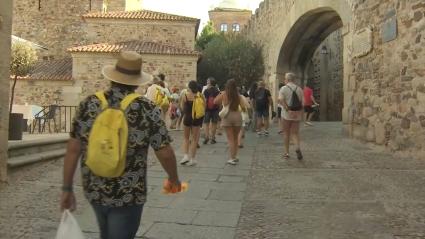 El PSOE apunta que la Junta "da la espalda" a empresarios turísticos y el Ejecutivo regional asegura que  el sector experimenta un crecimiento "sin precedentes"
