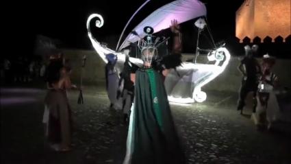 Los dioses bailan alrededor del barco de 'Sócrates en la nube'