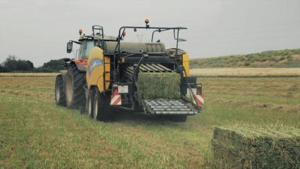 Empacadora trabajando en una finca de alfalfa en ecológico