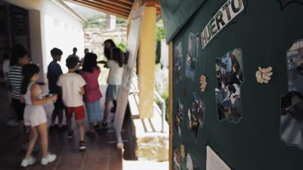 Niños y niñas en una actividad escolar