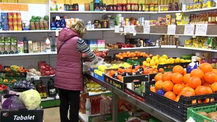 Persona comprando en un supermercado